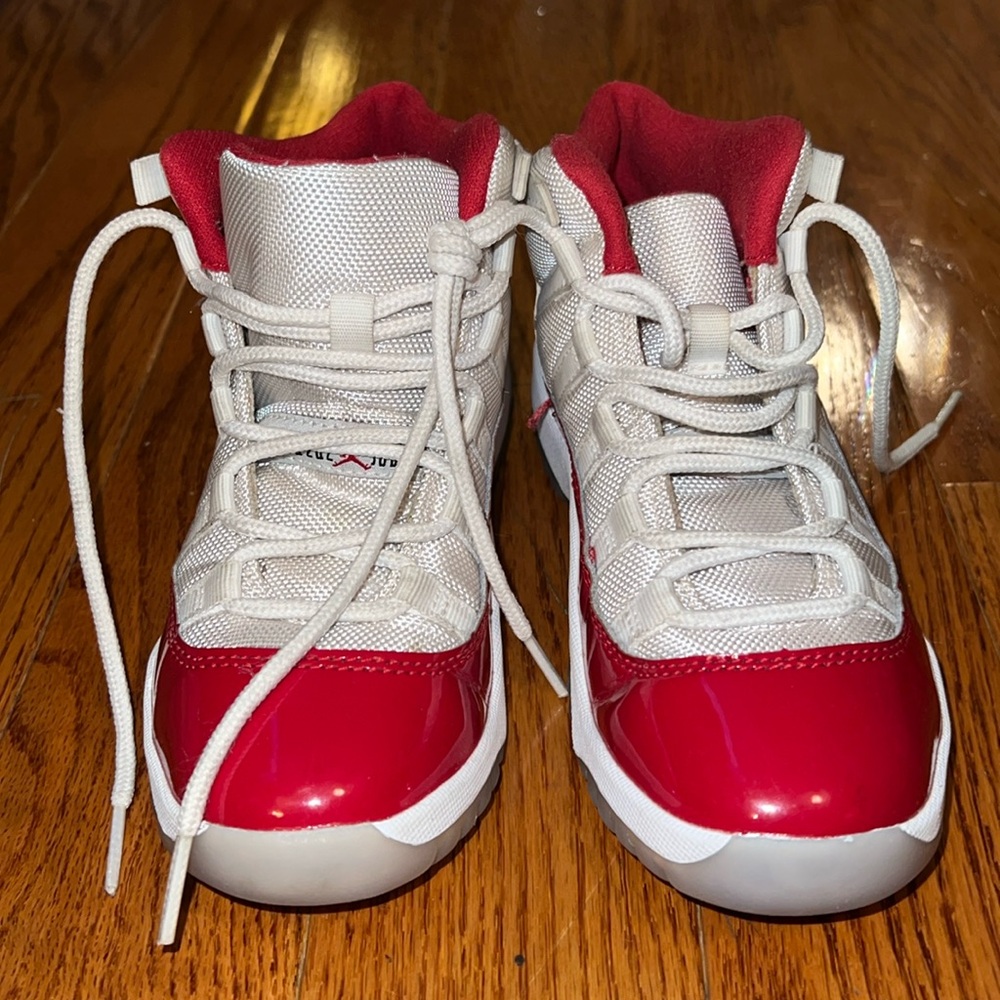Gently used Jordans varsity red youth size 1.5Y.